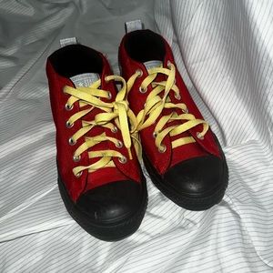 Red black converse with yellow shoelaces (NO INSERTS)